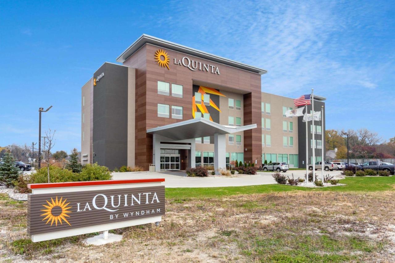 La Quinta Inn & Suites By Wyndham Shorewood Exterior photo